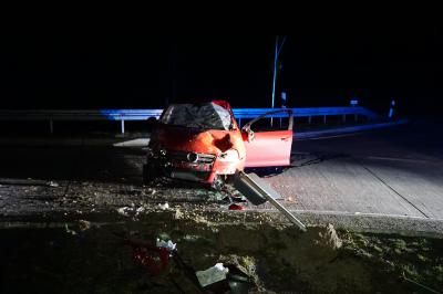 Jettingen: Alkoholisierter Fahrer ueberschlaegt sich im Kreisverkehr und wird schwer verletzt